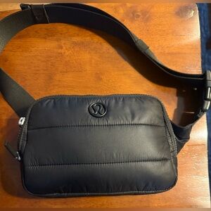 Lululemon 2L quilted belt bag in color black